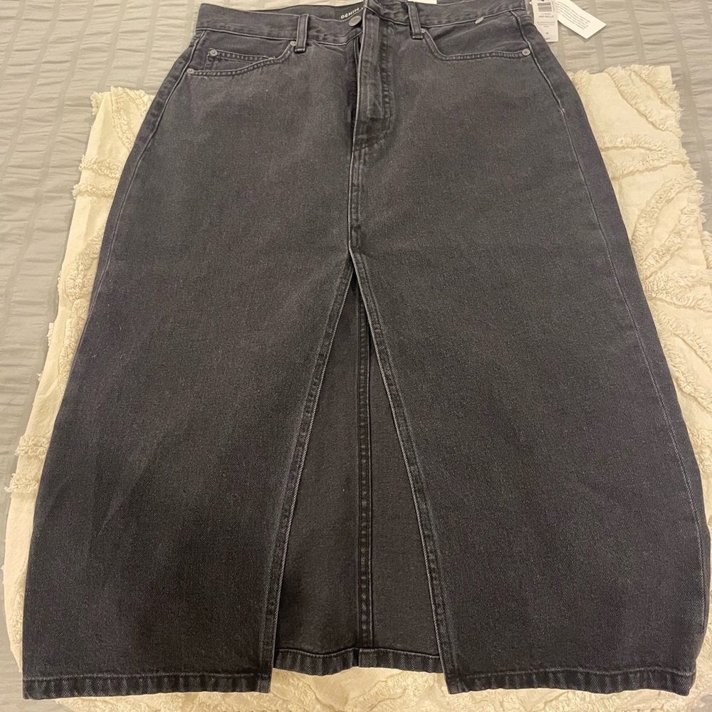 Aritzia Denim Forum 90s Halle Hi-Rise Midi Jean Skirt in Black Eyeliner. Size 29